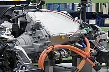 Produktionsstart der Mercedes-Benz A-Klasse E-CELL im Werk Rastatt: Antriebseinheit (Elektromotor, Getriebe und Leistungselektronik) auf dem Integralträger vormontiert.